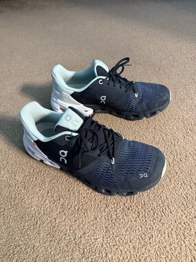 On Cloud Running women’s 8.5 Black & Light Green Sneakers